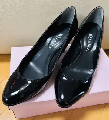 D.IANA 블랙 하이힐 에나멜 펌프스
