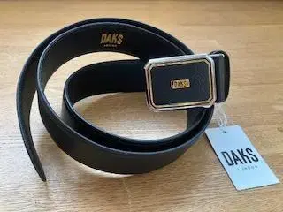 DAKS 블랙 가죽 벨트