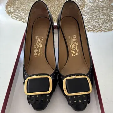 FERRAGAMO 버클이 달린 블랙 하이힐 22.5cm