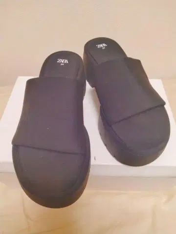 새상품급 ZARA 블랙 샌들