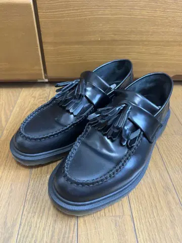 Dr. Martens 태슬 로퍼