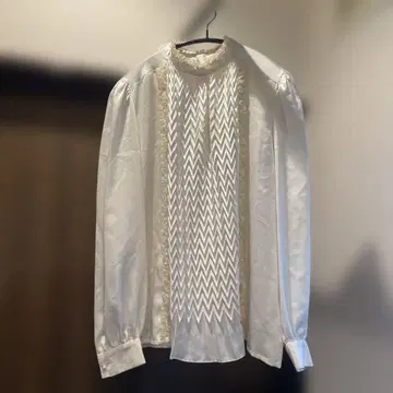 프릴 장식 화이트 새틴 블라우스