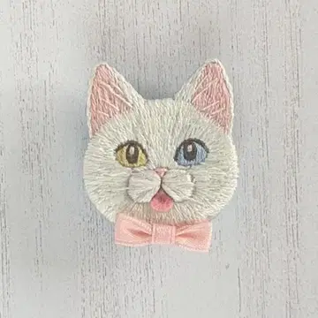 혀를 잊어버린 고양이 손 자수 브로치