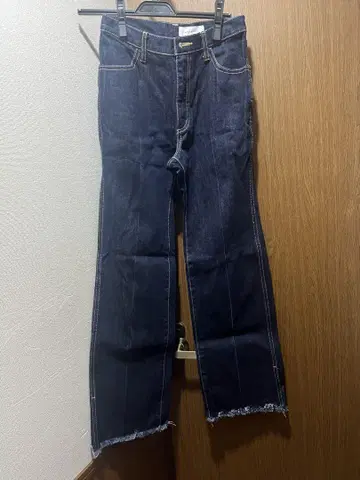 부츠 컷 데님, 프린지 밑단