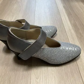 Beau Fort 슬림 레그 스트랩 펌프스 22cm 실버