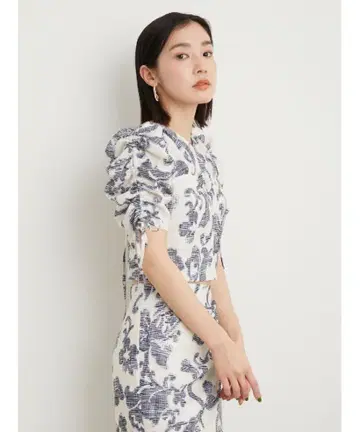 릴리 브라운 백 리본 플라워 상의 블루