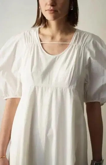 클레인 스트레이트 라인 볼륨 퍼프 원피스