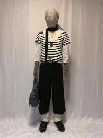 레이어드 스타일 스트라이프 티셔츠와 블라우스