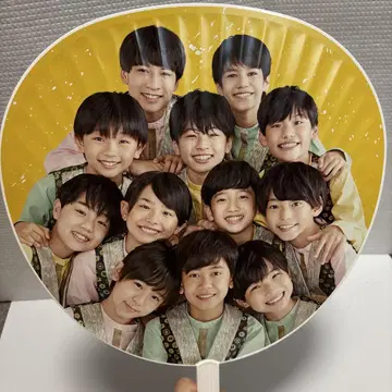 Boys be 부채 멤버들 단체 사진