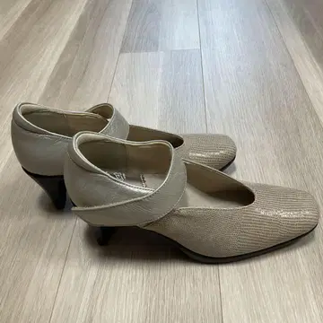 Beau Fort 슬림 레그 스트랩 펌프스 22cm