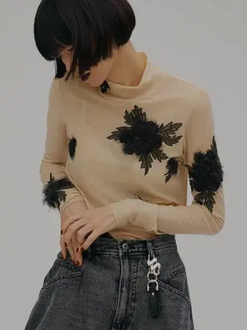 UND 3D FLOWER SKIN TOP 베이지