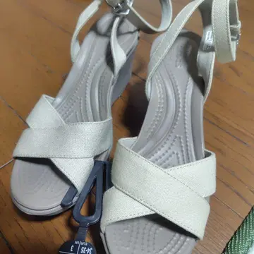 Crocs 베이지 샌들 미사용