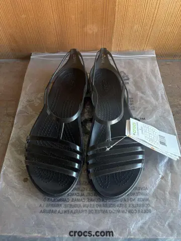Crocs 블랙 샌들 스트랩 디자인