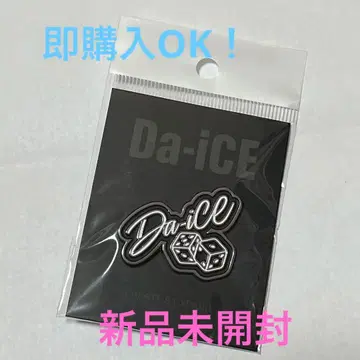 Da-iCE POPUP STORE Pins_E FJ 핀즈 랙 x 화이트