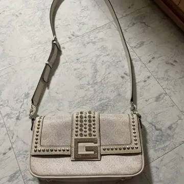 GUESS 스터드 숄더백 화이트