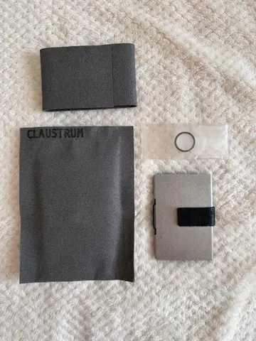 CLAUSTRUM 카드 홀더