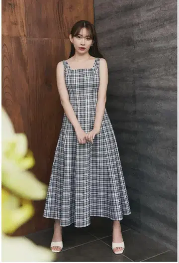 그녀의 입술이 패딩턴 롱 드레스에 닿았다.