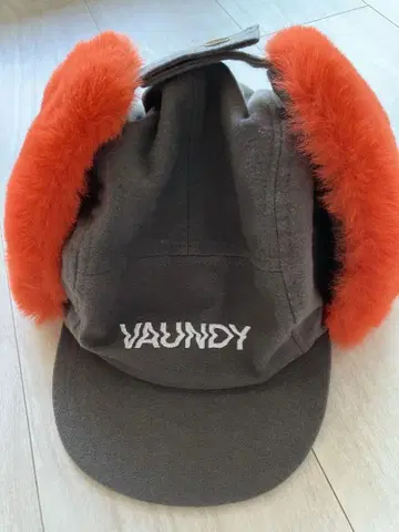Vaundy 로고 플라이트 캡 모자 (그레이 & 오렌지)