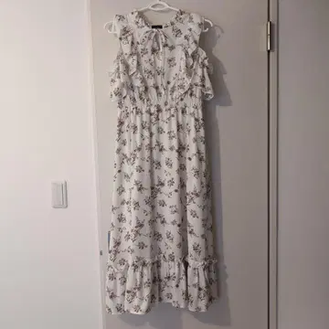 evelyn 어깨가 드러난 꽃무늬 롱 원피스