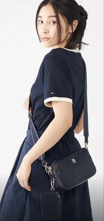 타미힐피거 모노그램 로고 카메라백 네이비