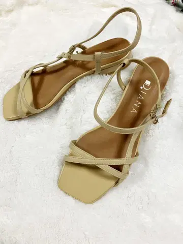 DIANA 다이애나 스틸레토 플랫 샌들 23.5cm 베이지