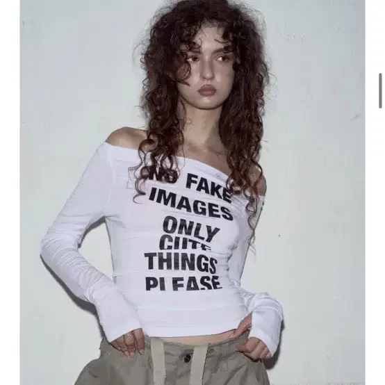 韓国人気[PLEASENOFOLLOW]KACY LETTERING LONG OFF SHOULDER TOP Kacy Lettering Long Off-Shoulder Top - 플리즈노팔로우