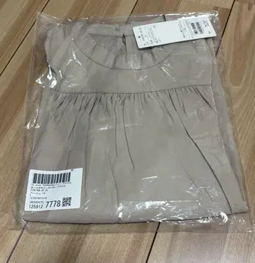 오로라 새틴 개더 블라우스 미사용 새상품