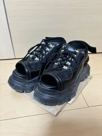 HARE 라메 메쉬 스니커즈 샌들