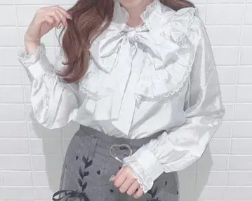 허니시나몬 절개 보타이 블라우스 스카이블루 리본 레이스 프릴