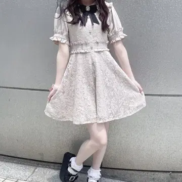 ROJITA 비쥬 브로치가 달린 전체 레이스 반팔 원피스