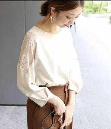 noble 패치 레이스 숄더 블라우스 베이지