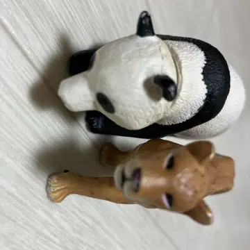 팬더와 사자 피규어