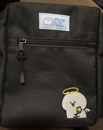 문구와 함께 숄더백