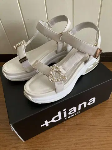 +diana 화이트 샌들