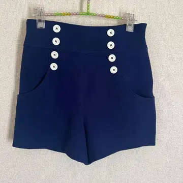 블루 컬러의 마린 느낌의 하이웨스트 숏 팬츠