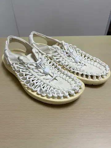 킨 유니크 UNEEK 샌들 28.0cm 화이트