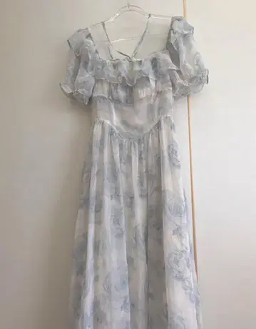 파란색 꽃무늬 프릴 오프숄더 긴팔 원피스
