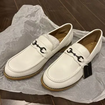 bizarre 화이트 로퍼