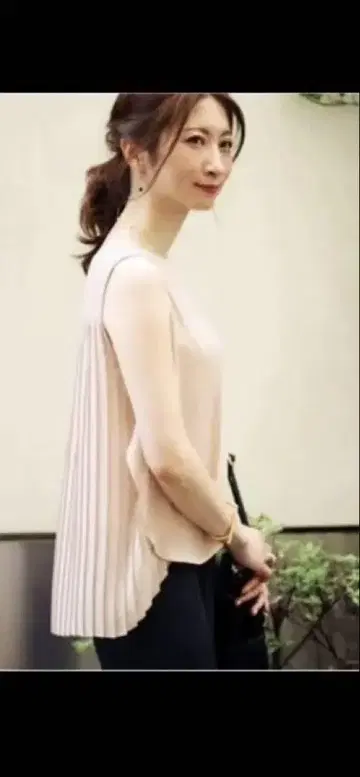 스픽앤스팬 플리츠 슬리브리스 상의