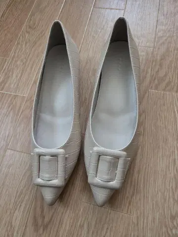 아이보리 악어 엠보싱 스틸레토 신발