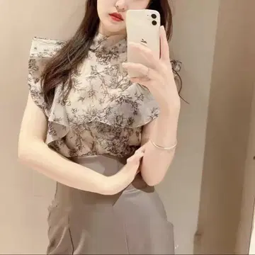 꽃무늬 슬리브리스 블라우스