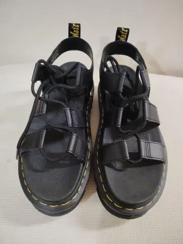 Dr. Martens 닥터마틴 레이스업 샌들