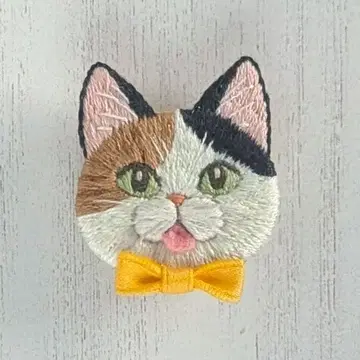 혀를 잊고 집어넣지 못한 고양이 손자수 브로치