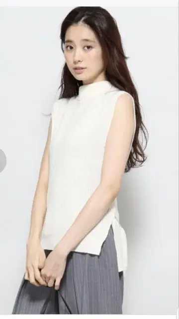 스픽앤스팬 화이트 슬리브리스 니트 백리본