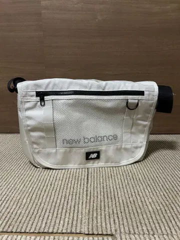 뉴발란스 메신저 백 크림 베이지