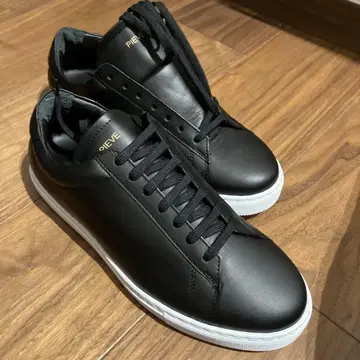 PIEVE 블랙 스니커즈