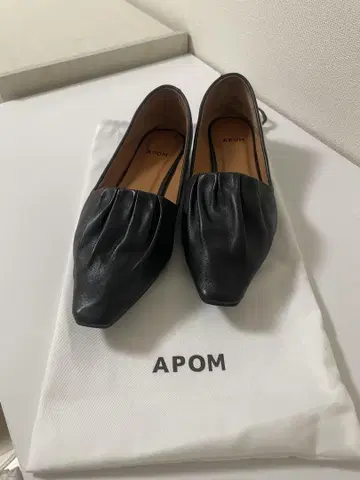 APOM 소프트 플리츠 플랫 펌프스