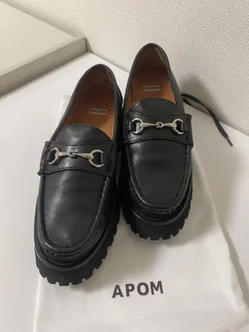 APOM 블랙 로퍼 통굽
