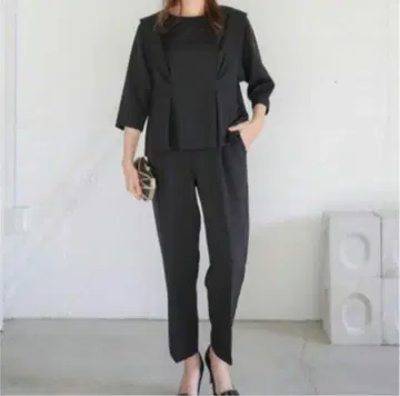 디자인 턱이 있는 블랙 셋업