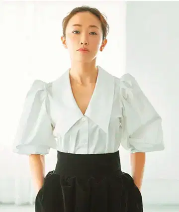 카미사키 메구미 개럴개런트 소매가 부풀어 오른 화이트 블라우스